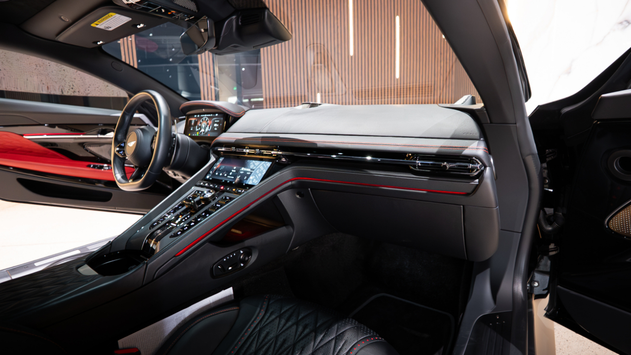 Aston Martin DB12  2024