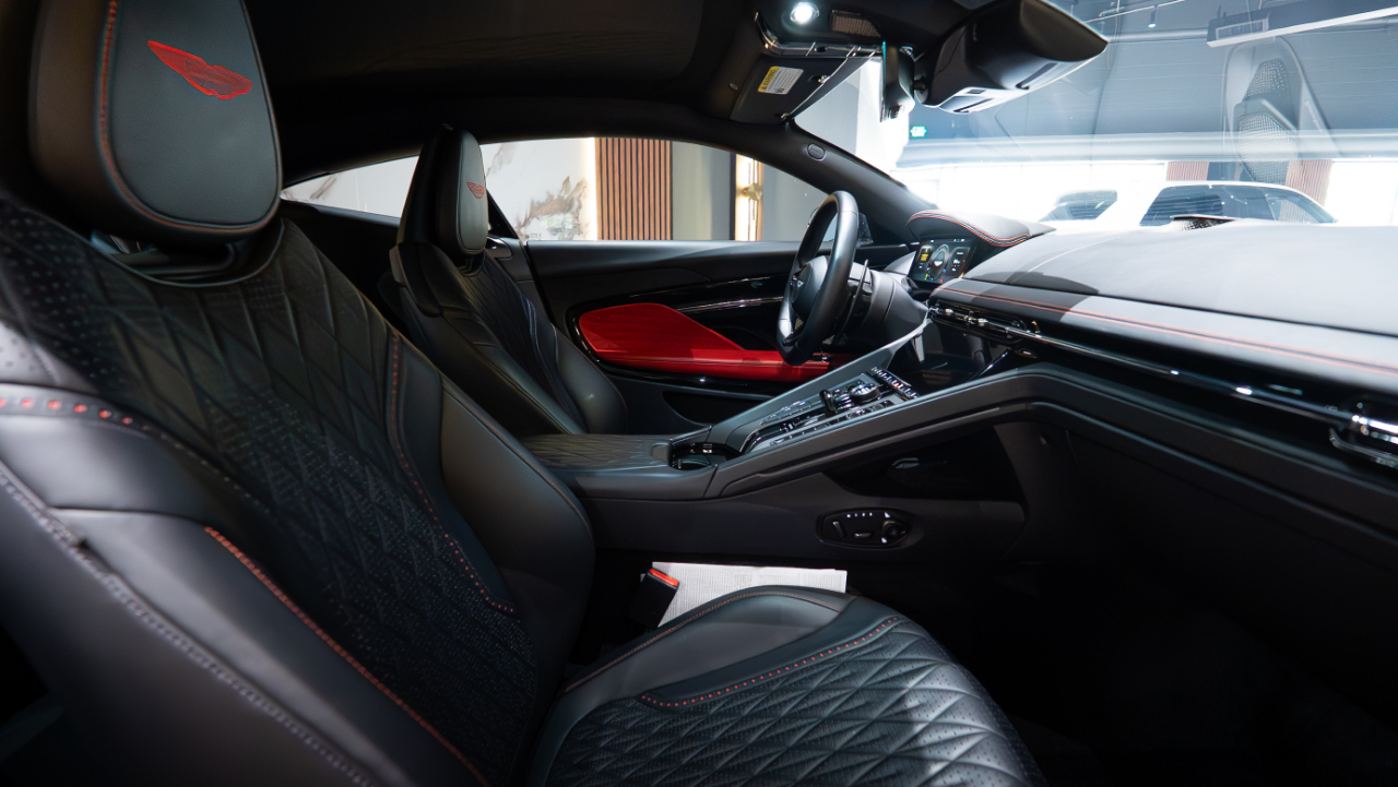 Aston Martin DB12  2024