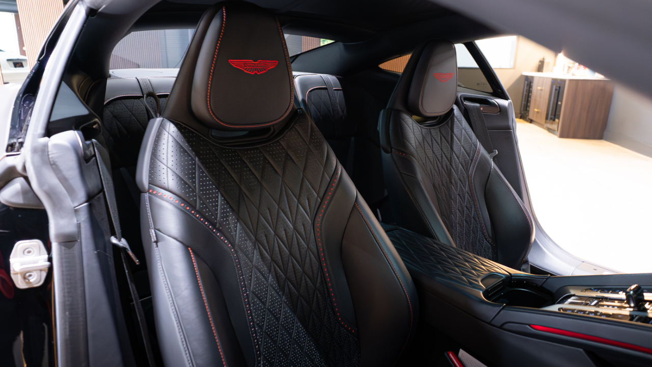 Aston Martin DB12  2024