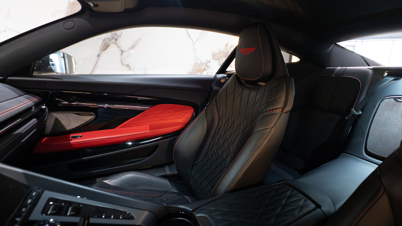 Aston Martin DB12  2024