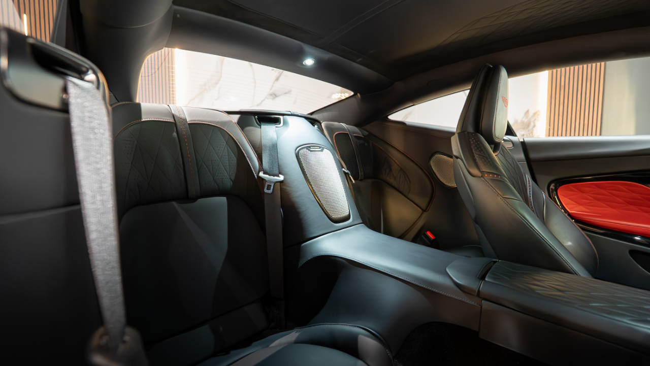 Aston Martin DB12  2024