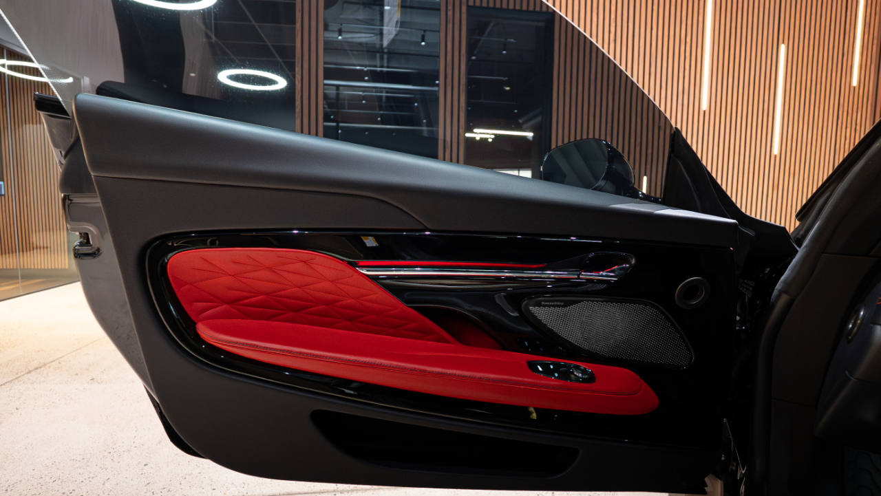 Aston Martin DB12  2024