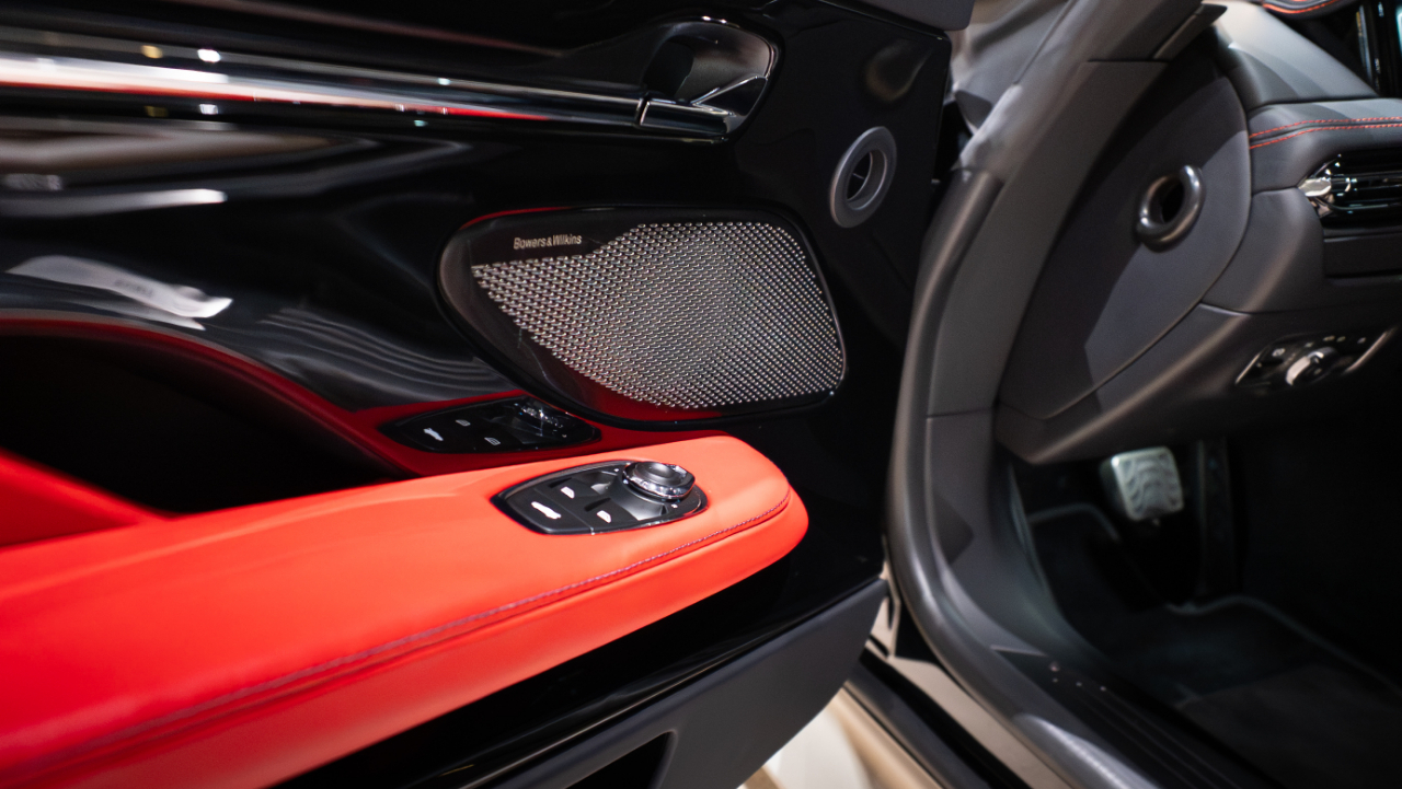 Aston Martin DB12  2024