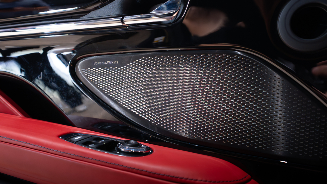 Aston Martin DB12  2024