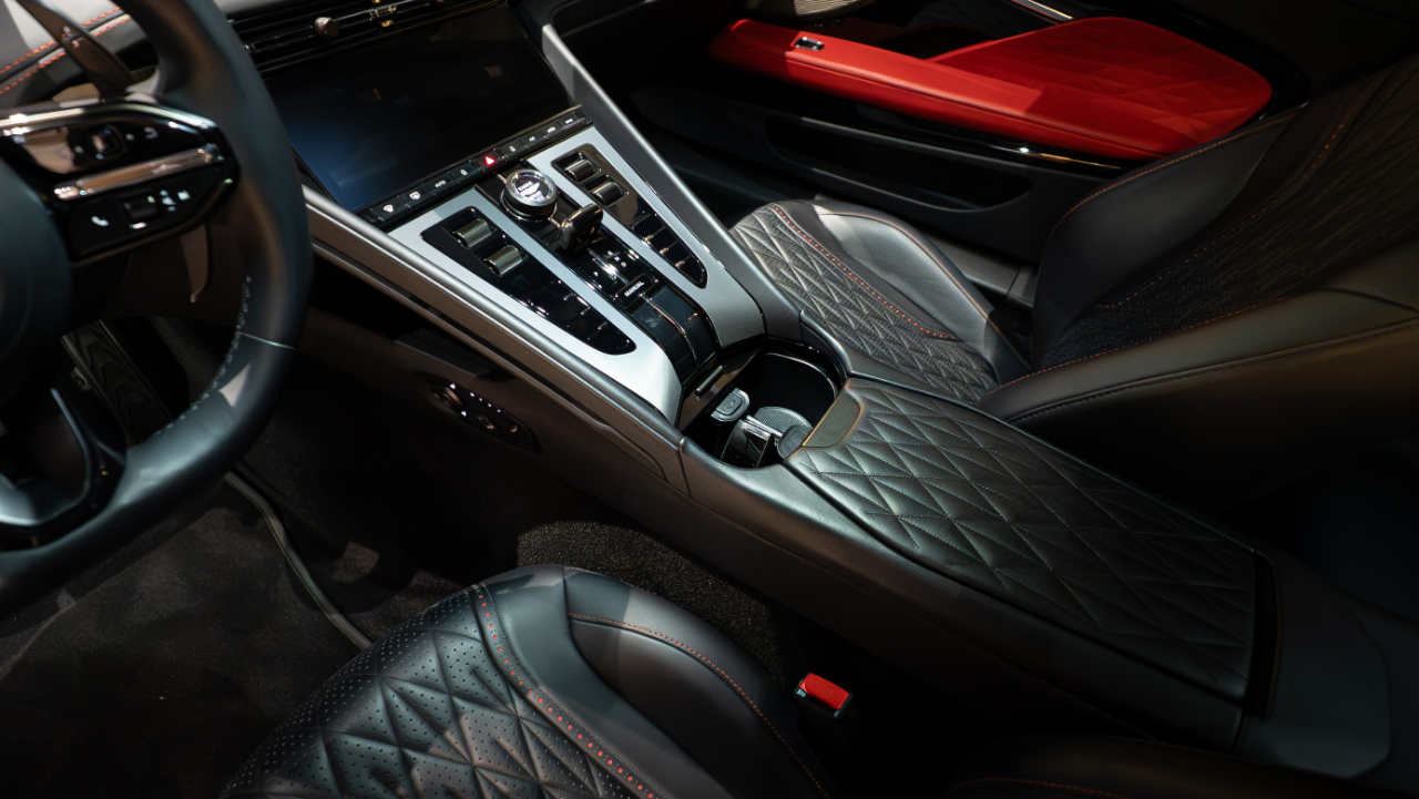 Aston Martin DB12  2024