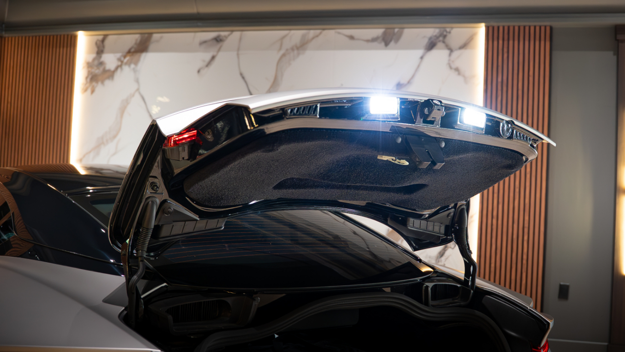 Aston Martin DB12  2024