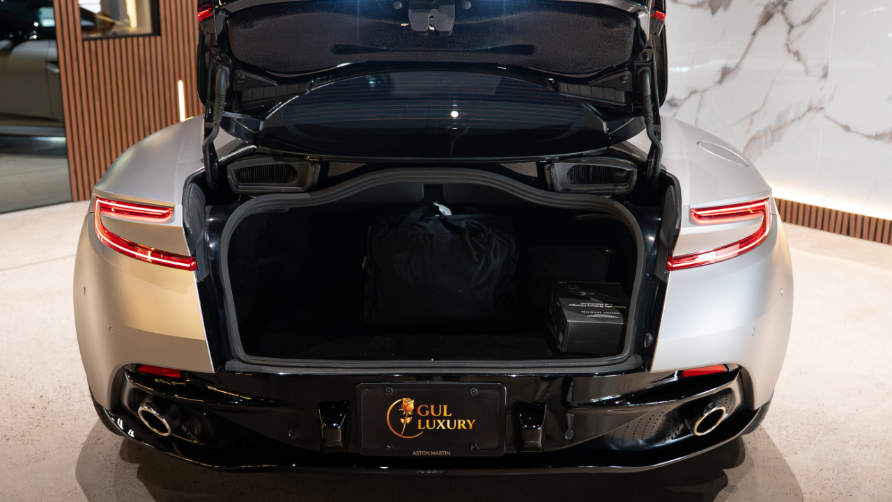 Aston Martin DB12  2024