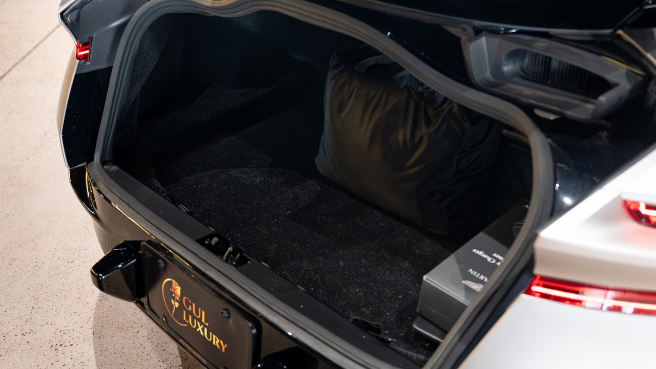 Aston Martin DB12  2024