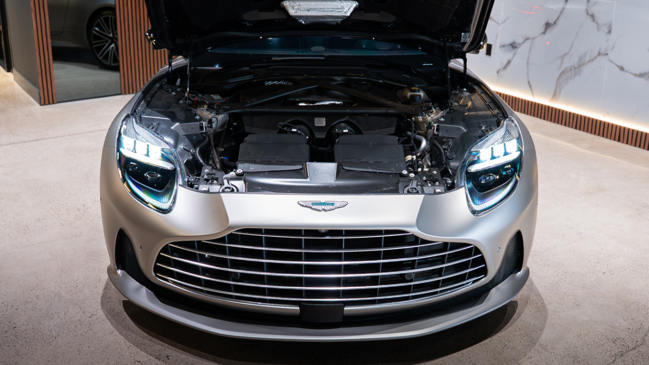 Aston Martin DB12  2024