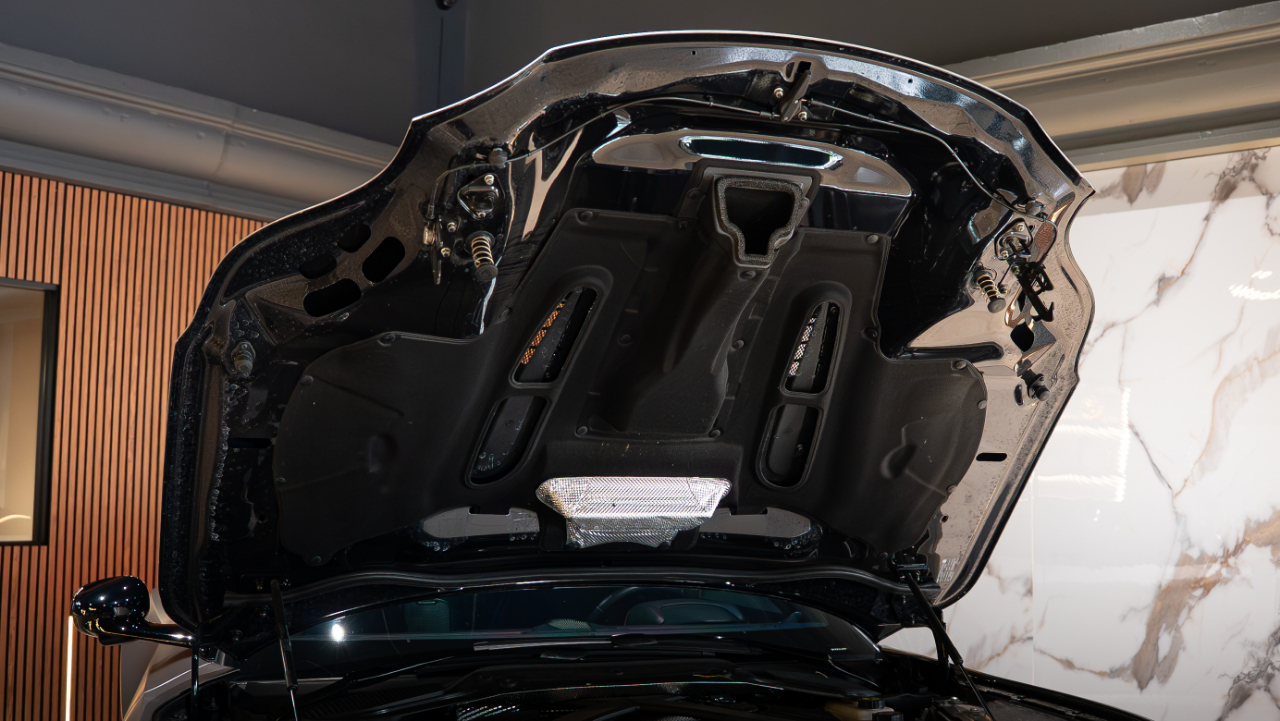 Aston Martin DB12  2024