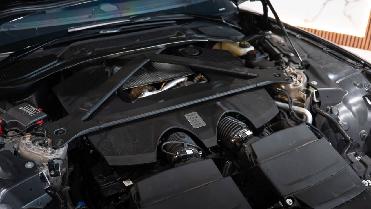 Aston Martin DB12  2024
