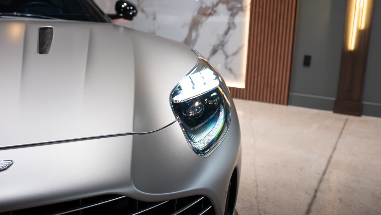 Aston Martin DB12  2024