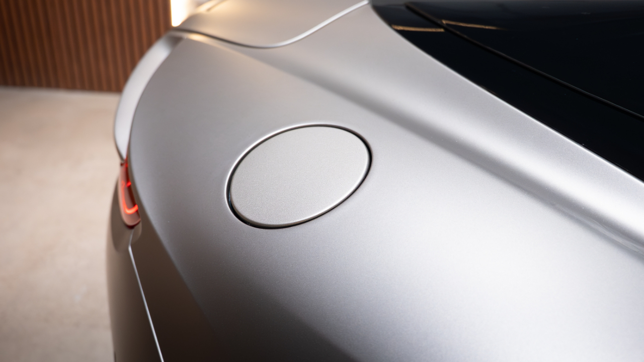 Aston Martin DB12  2024