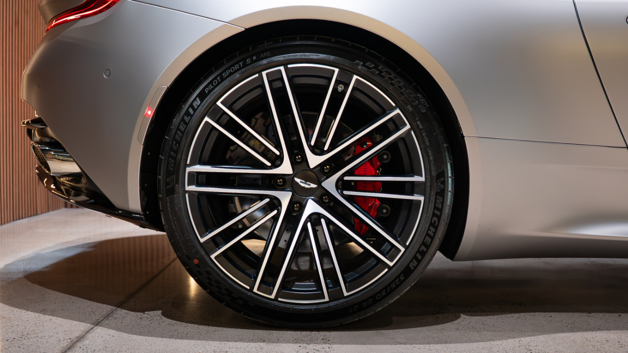 Aston Martin DB12  2024