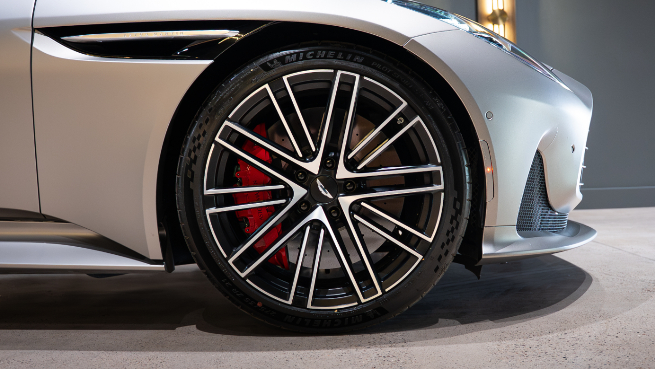 Aston Martin DB12  2024