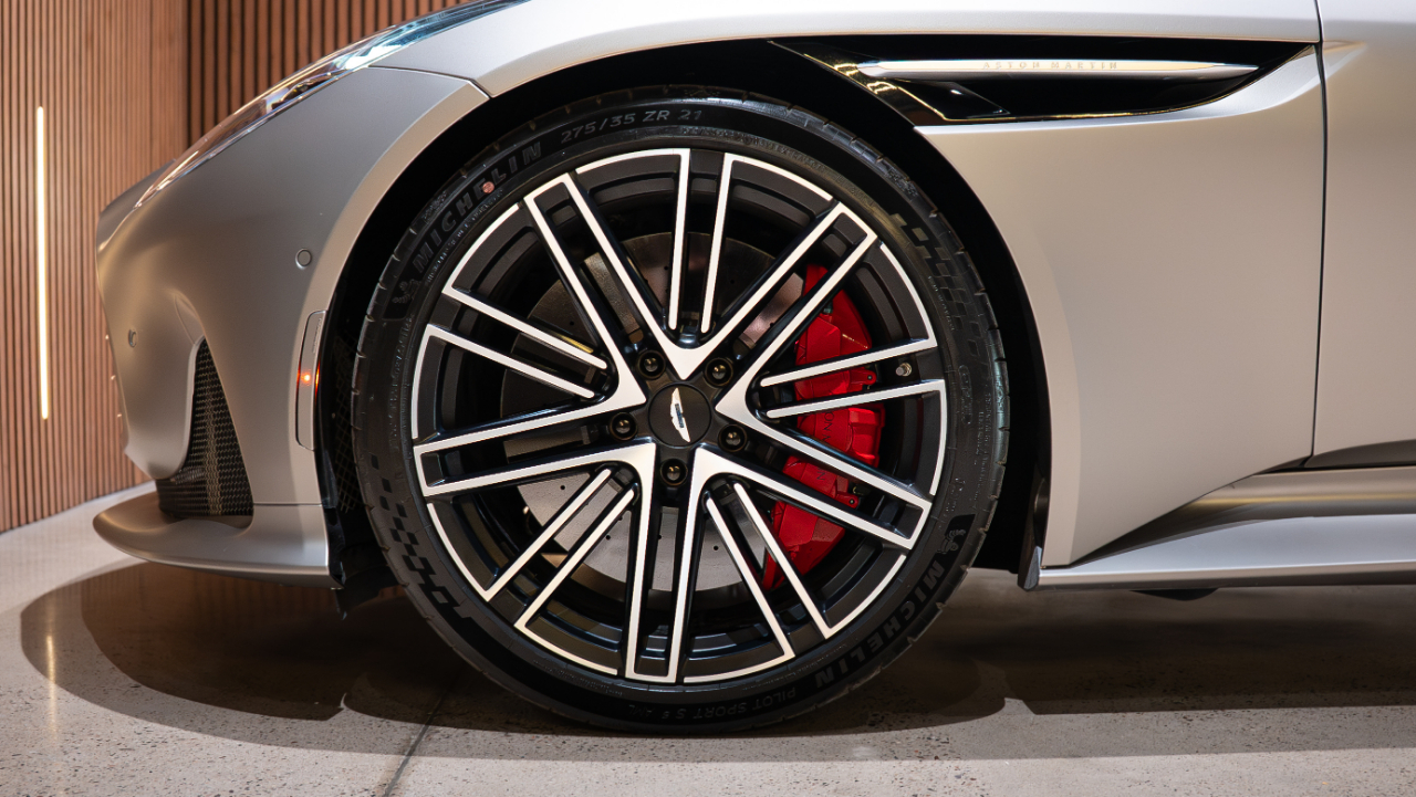 Aston Martin DB12  2024