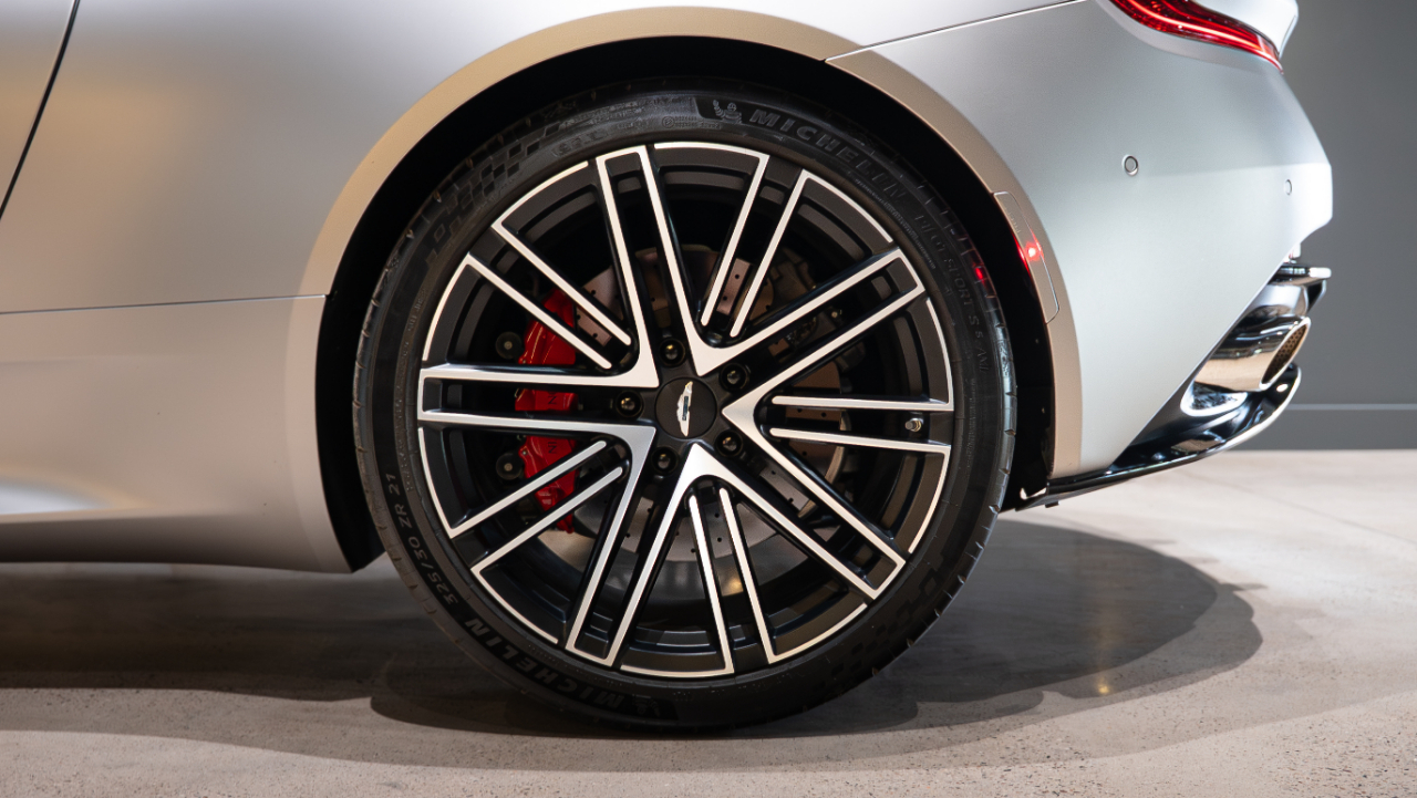 Aston Martin DB12  2024