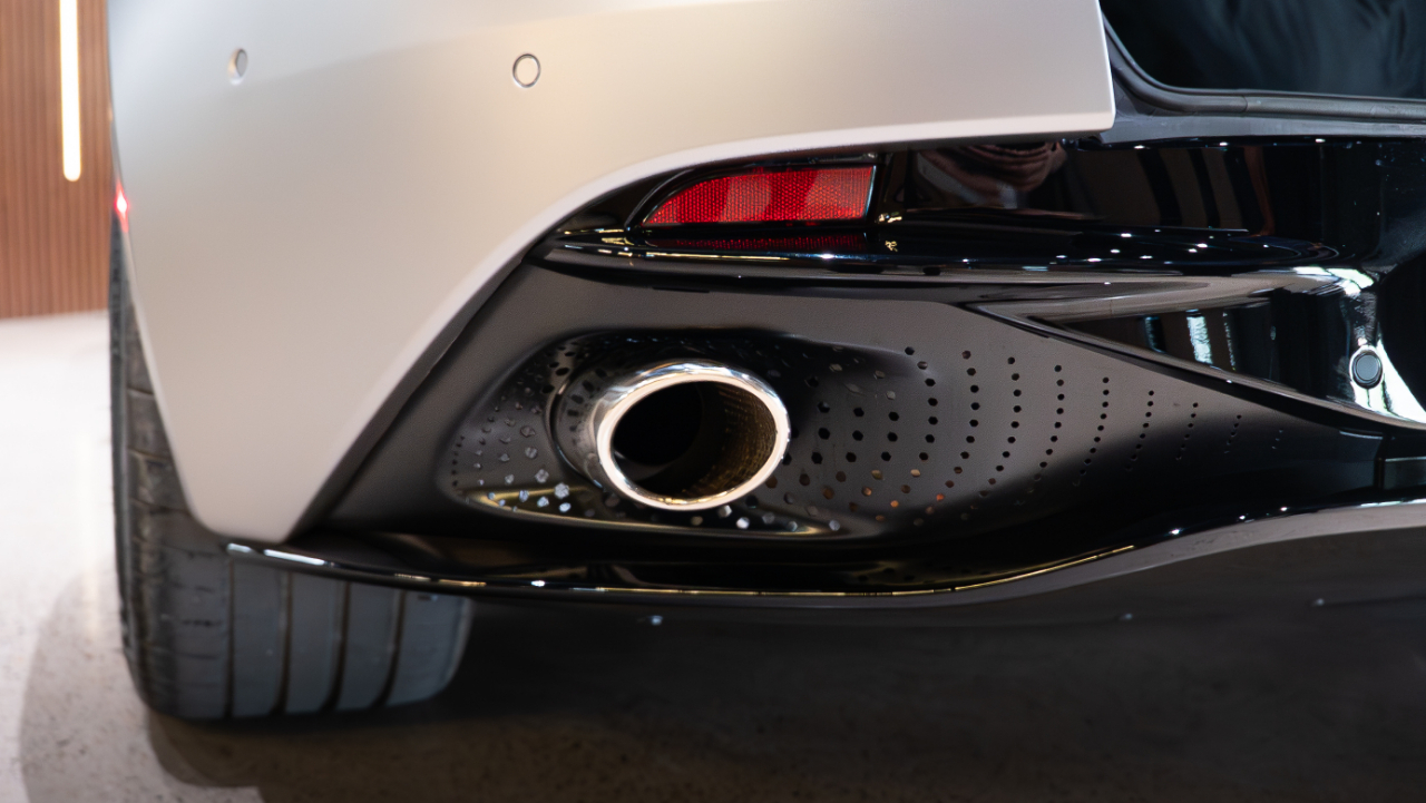 Aston Martin DB12  2024