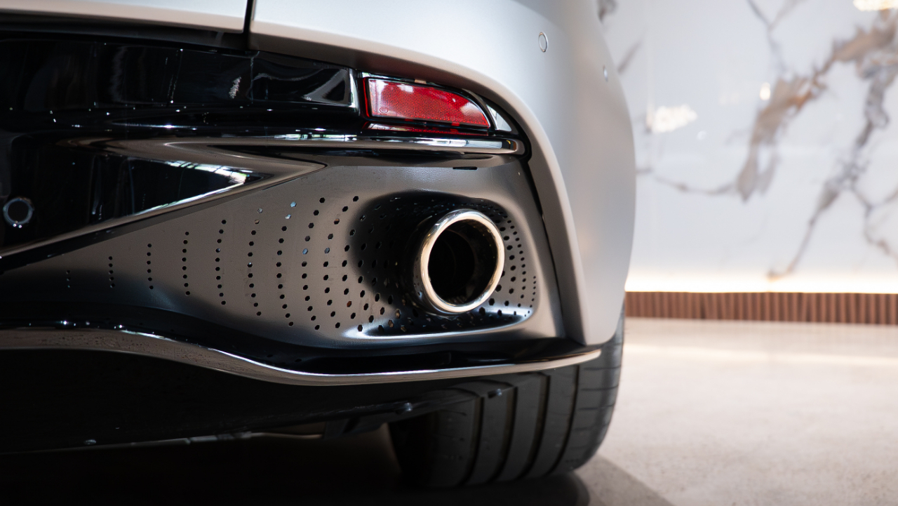 Aston Martin DB12  2024