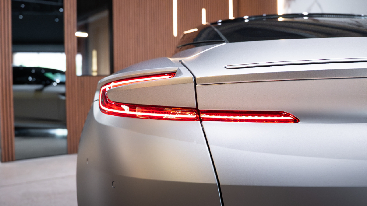 Aston Martin DB12  2024