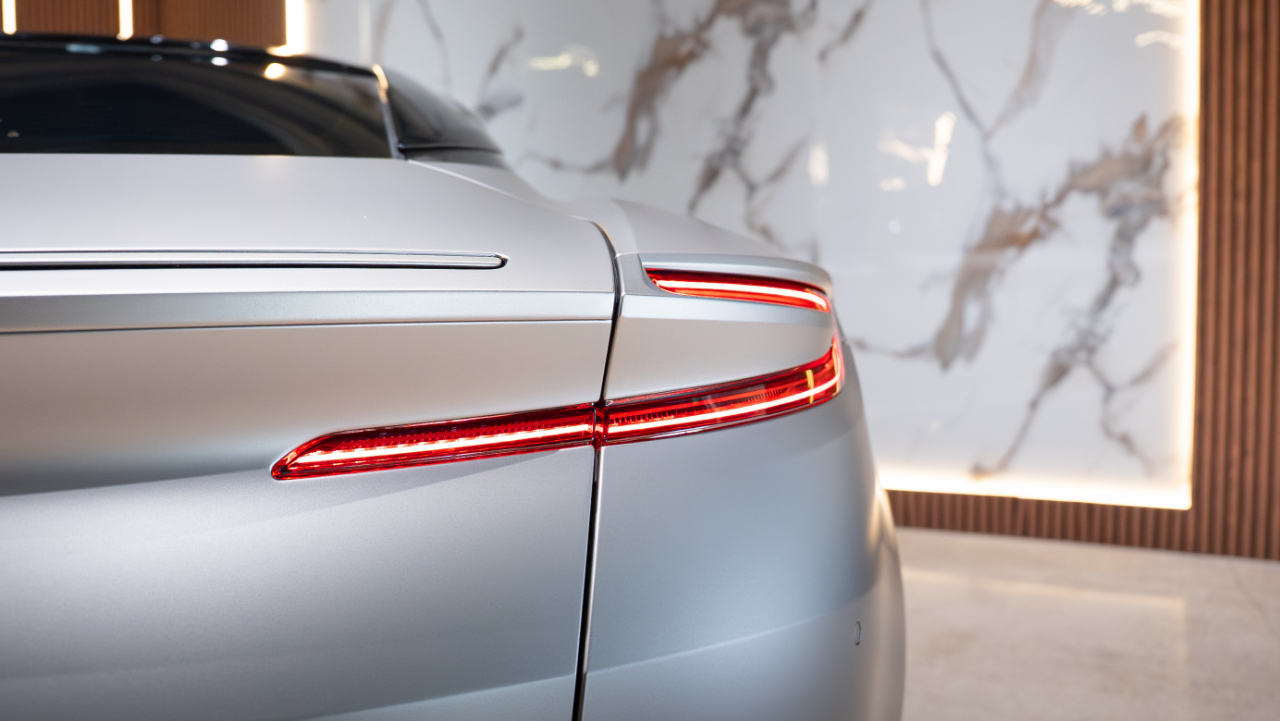 Aston Martin DB12  2024