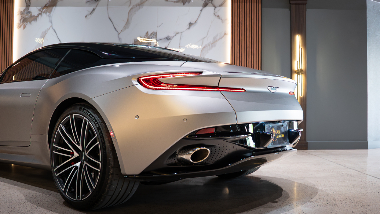 Aston Martin DB12  2024