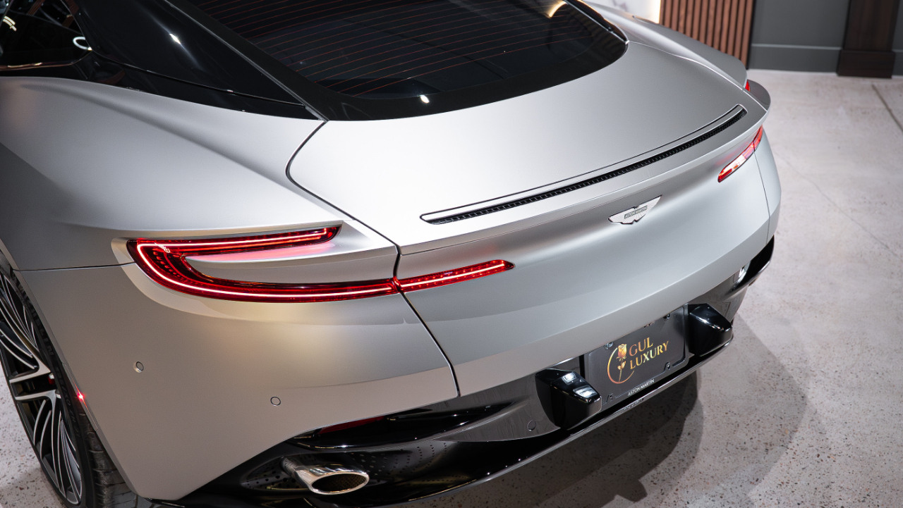 Aston Martin DB12  2024