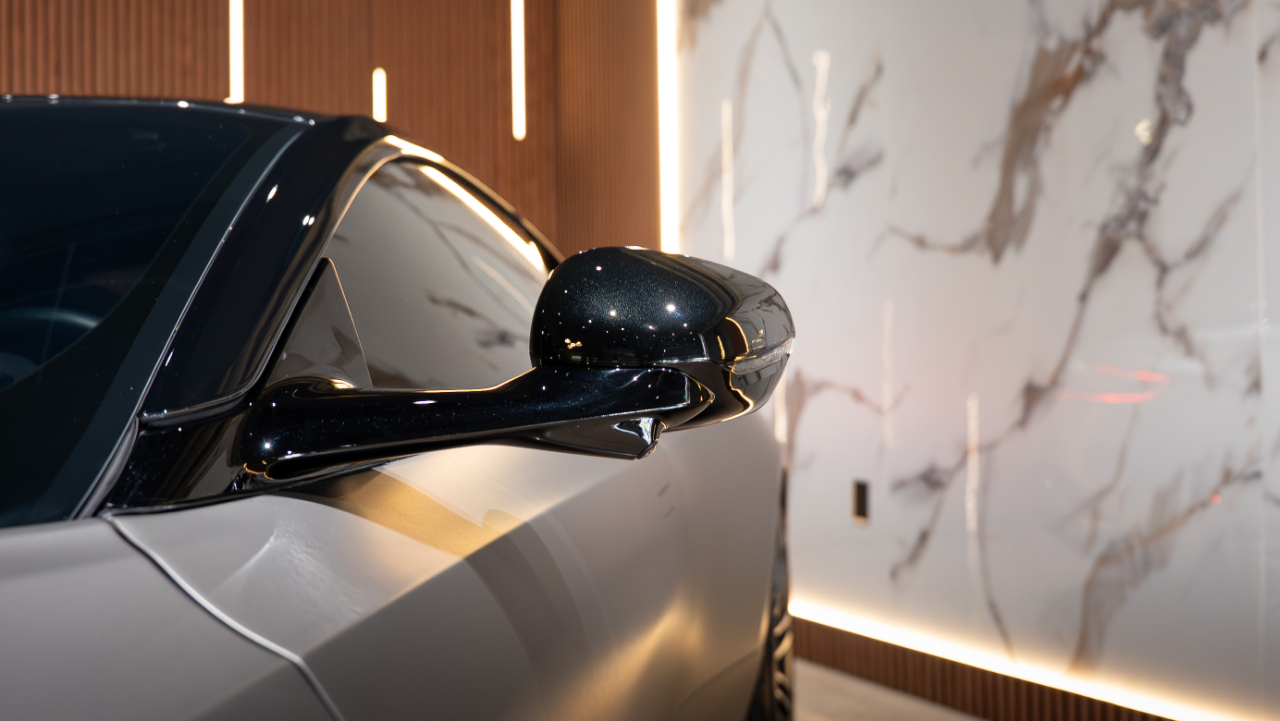 Aston Martin DB12  2024