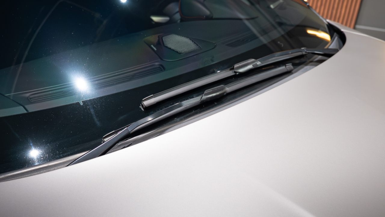 Aston Martin DB12  2024