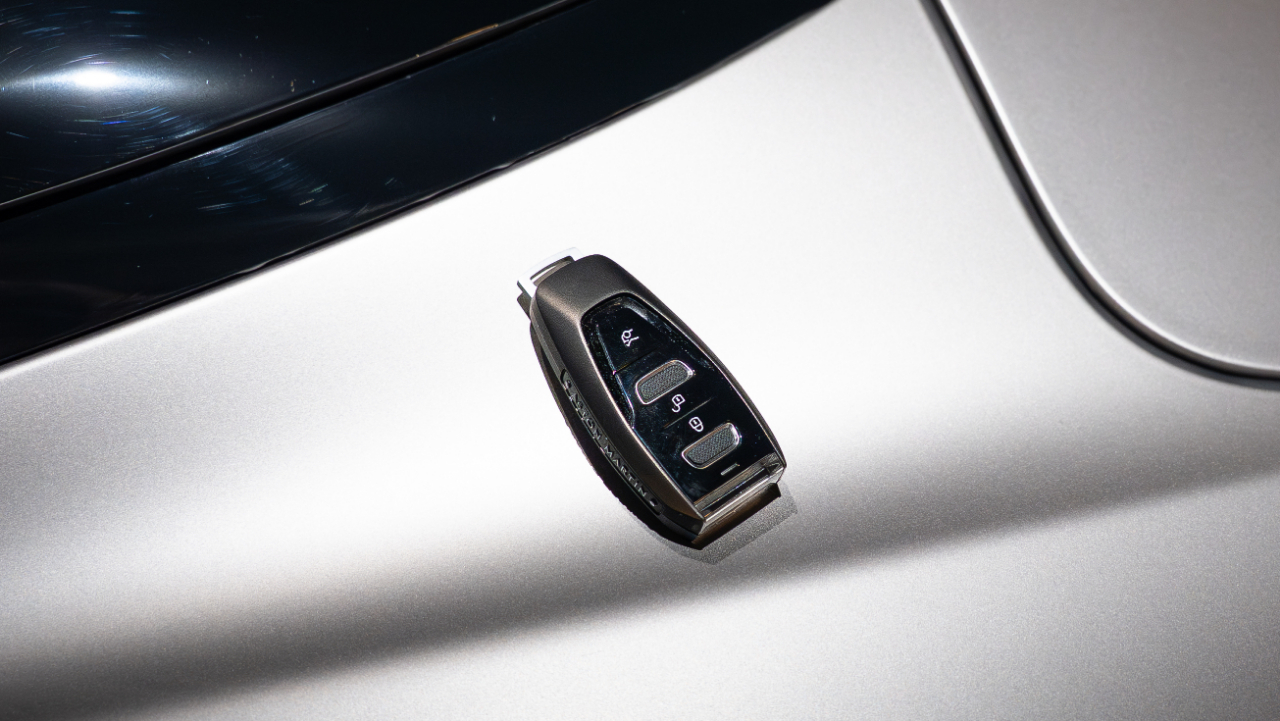 Aston Martin DB12  2024