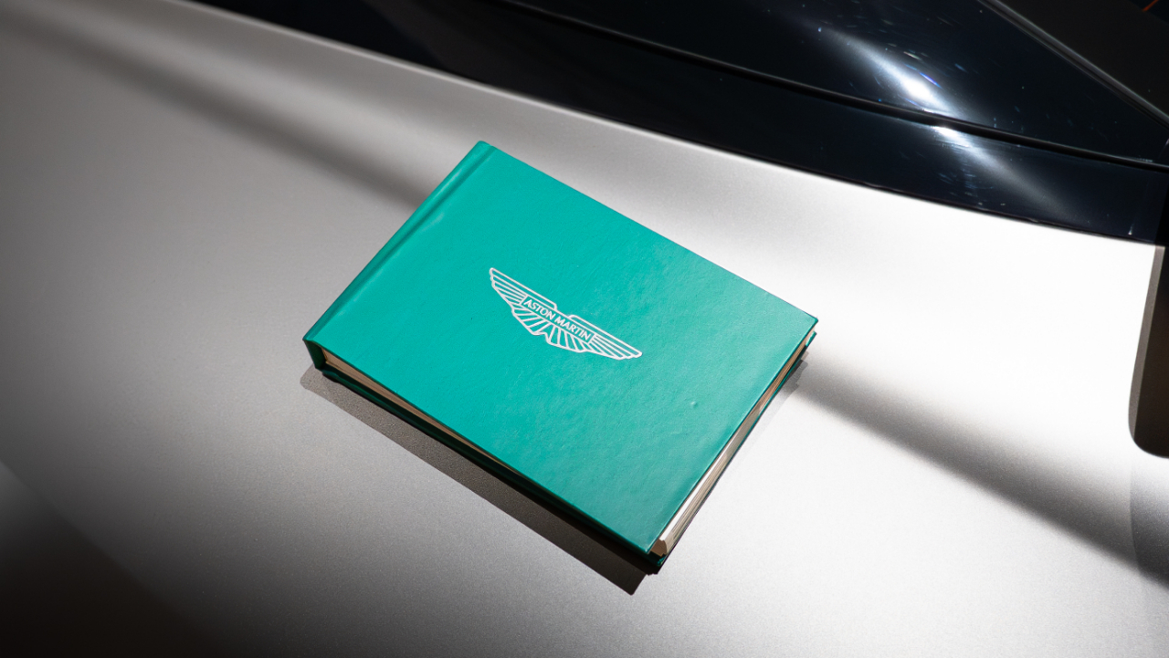 Aston Martin DB12  2024