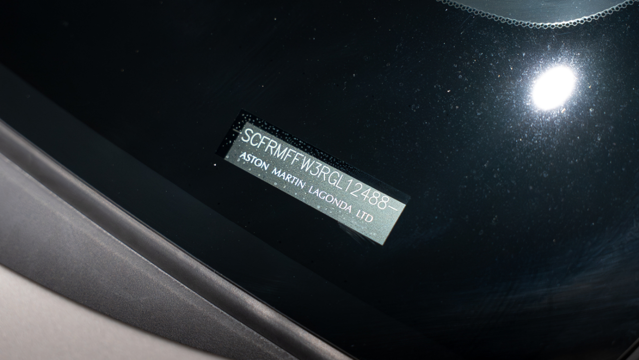 Aston Martin DB12  2024