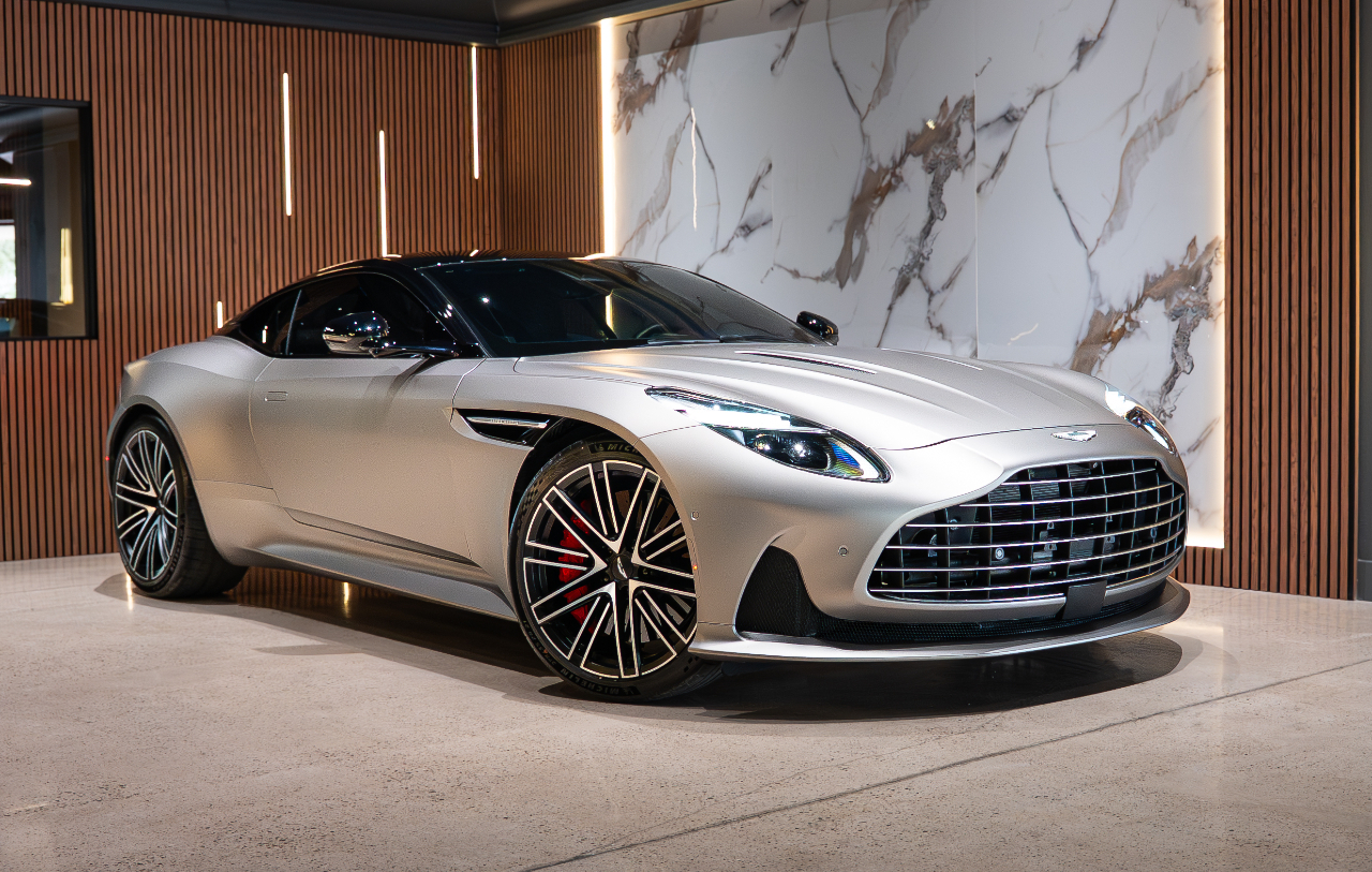 Aston Martin DB12  2024