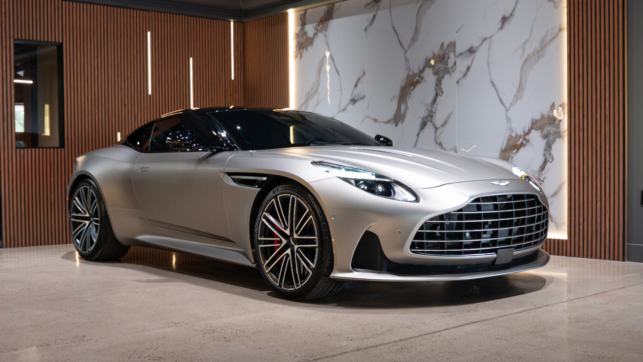 Aston Martin DB12  2024