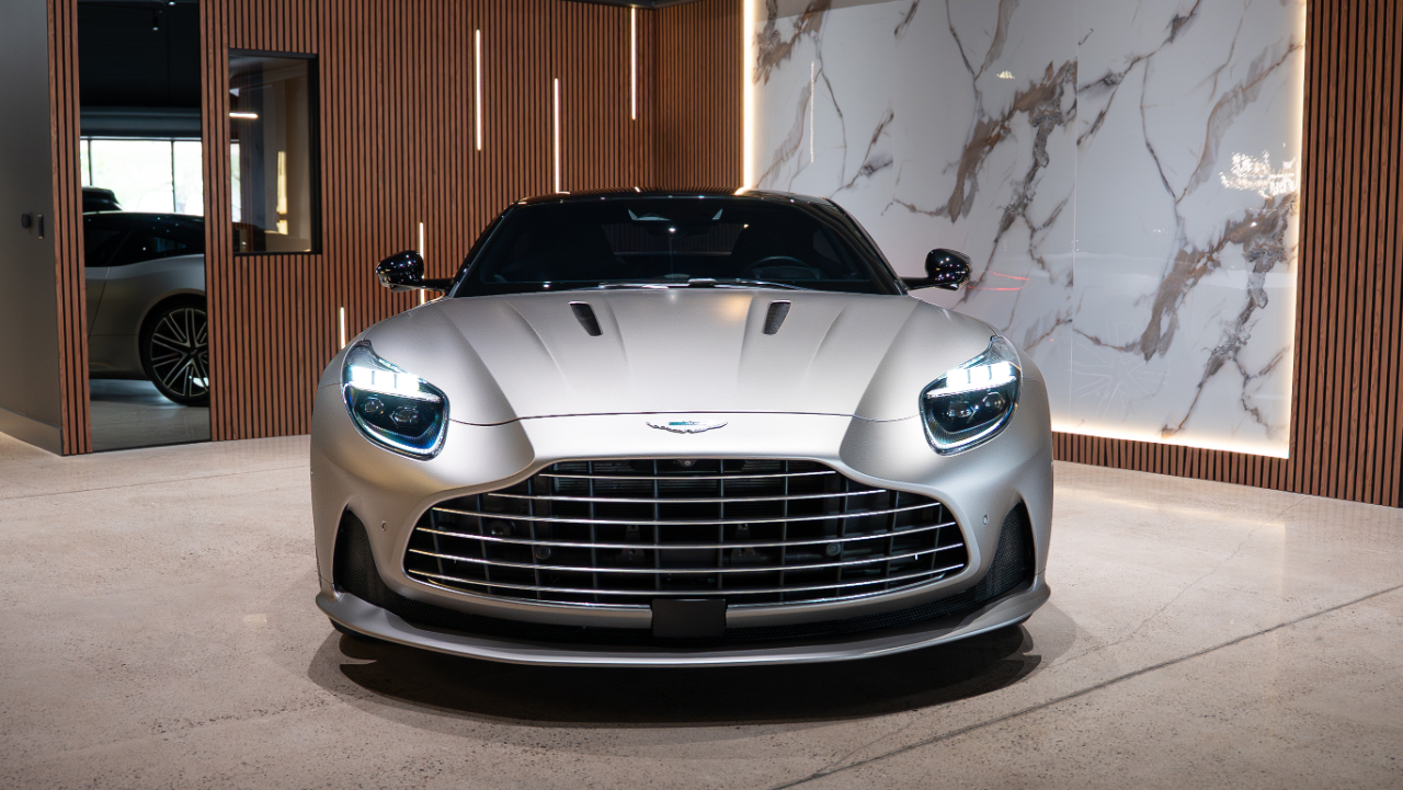 Aston Martin DB12  2024