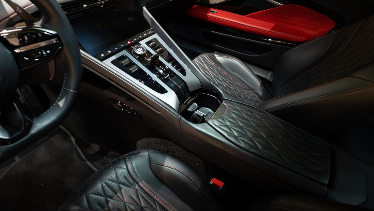 Aston Martin DB12  2024