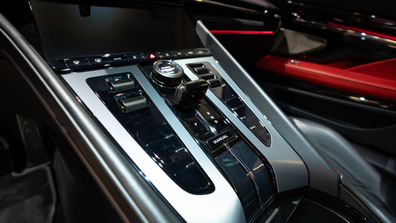 Aston Martin DB12  2024