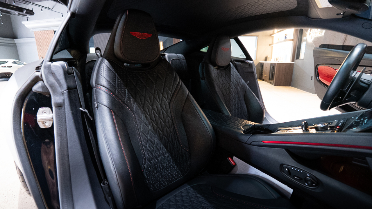 Aston Martin DB12  2024