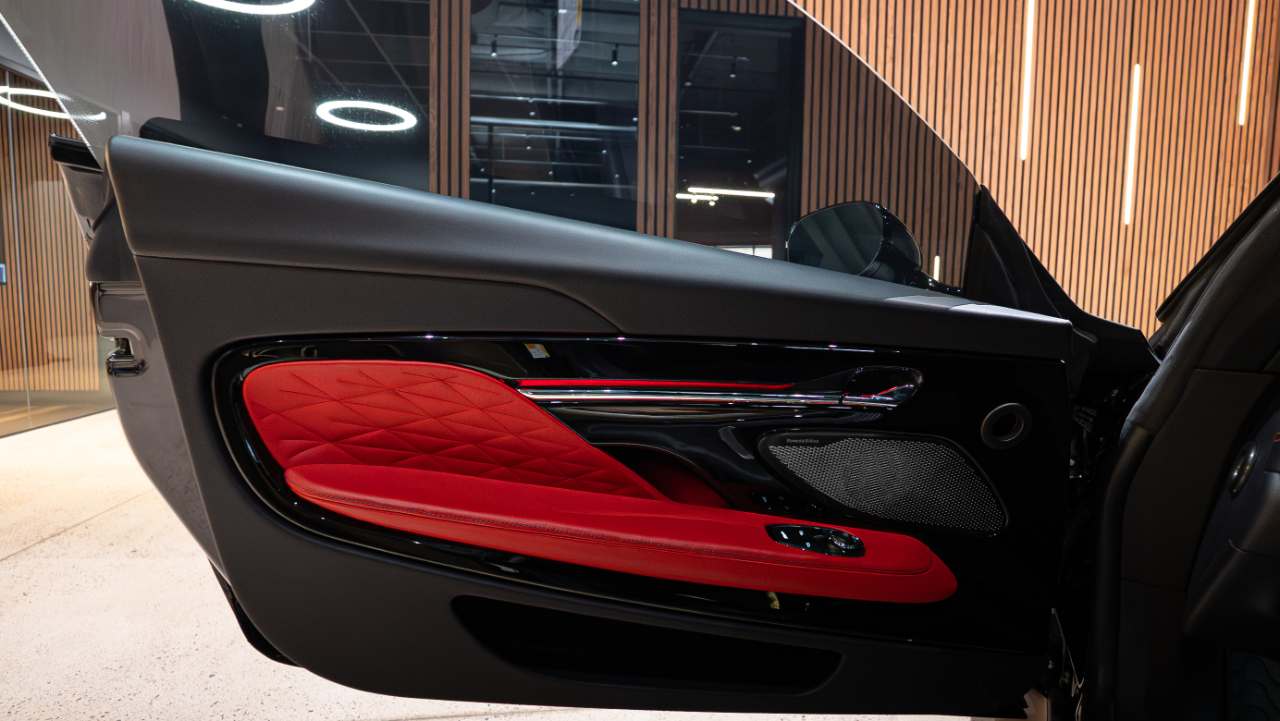 Aston Martin DB12  2024