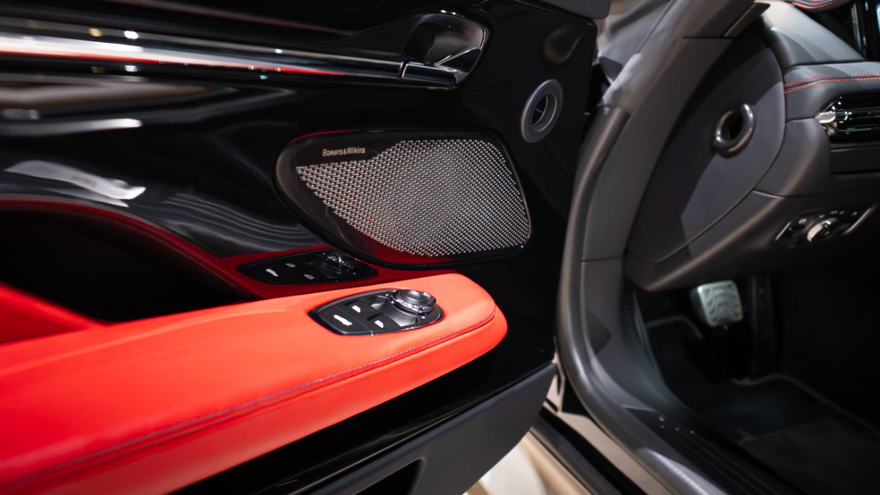 Aston Martin DB12  2024