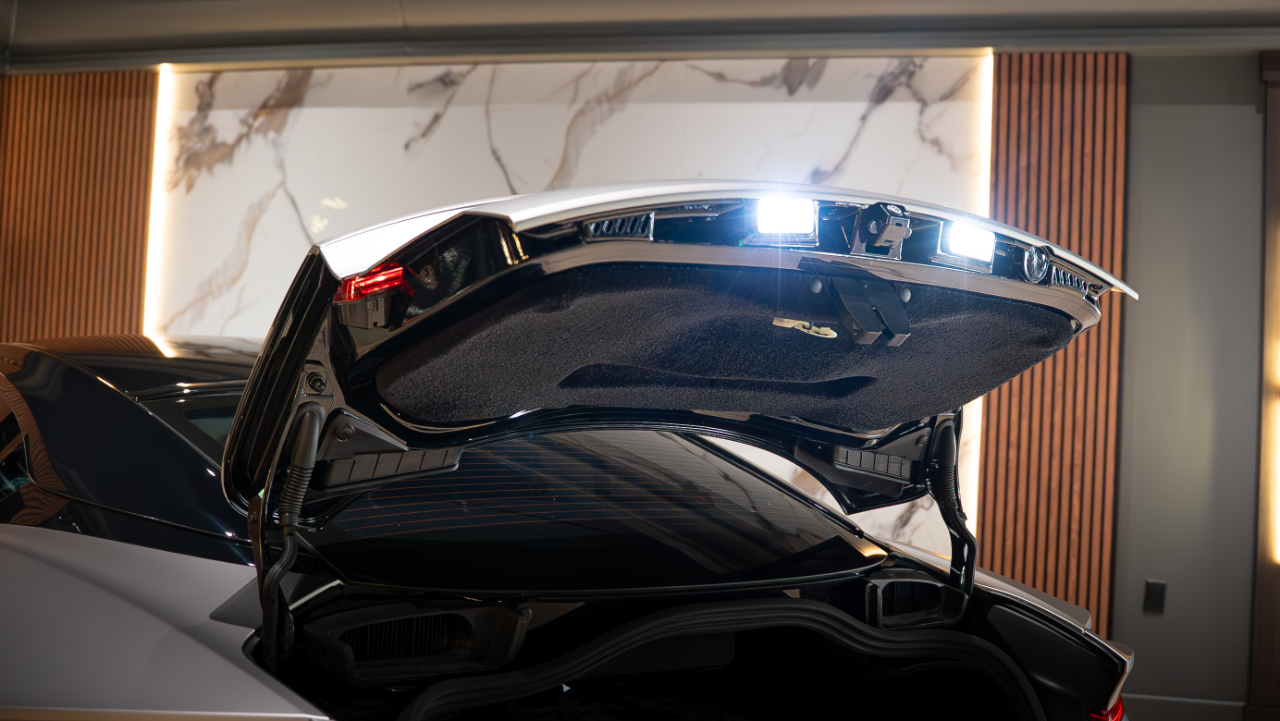 Aston Martin DB12  2024