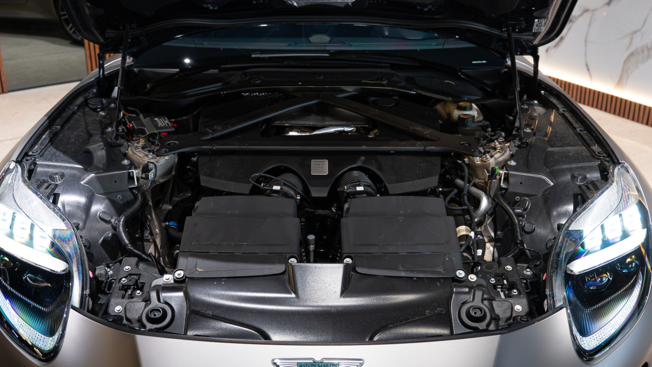 Aston Martin DB12  2024