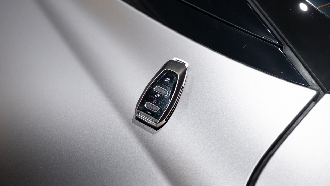 Aston Martin DB12  2024