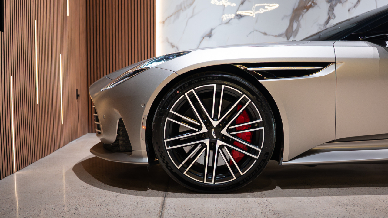 Aston Martin DB12  2024