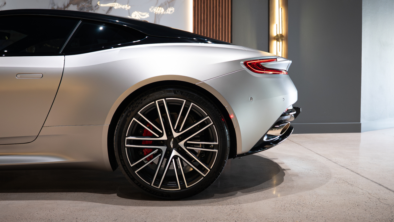 Aston Martin DB12  2024