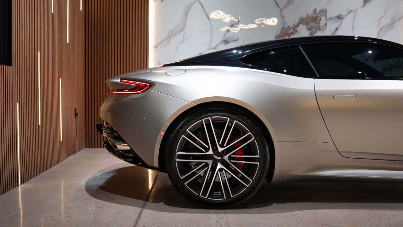 Aston Martin DB12  2024