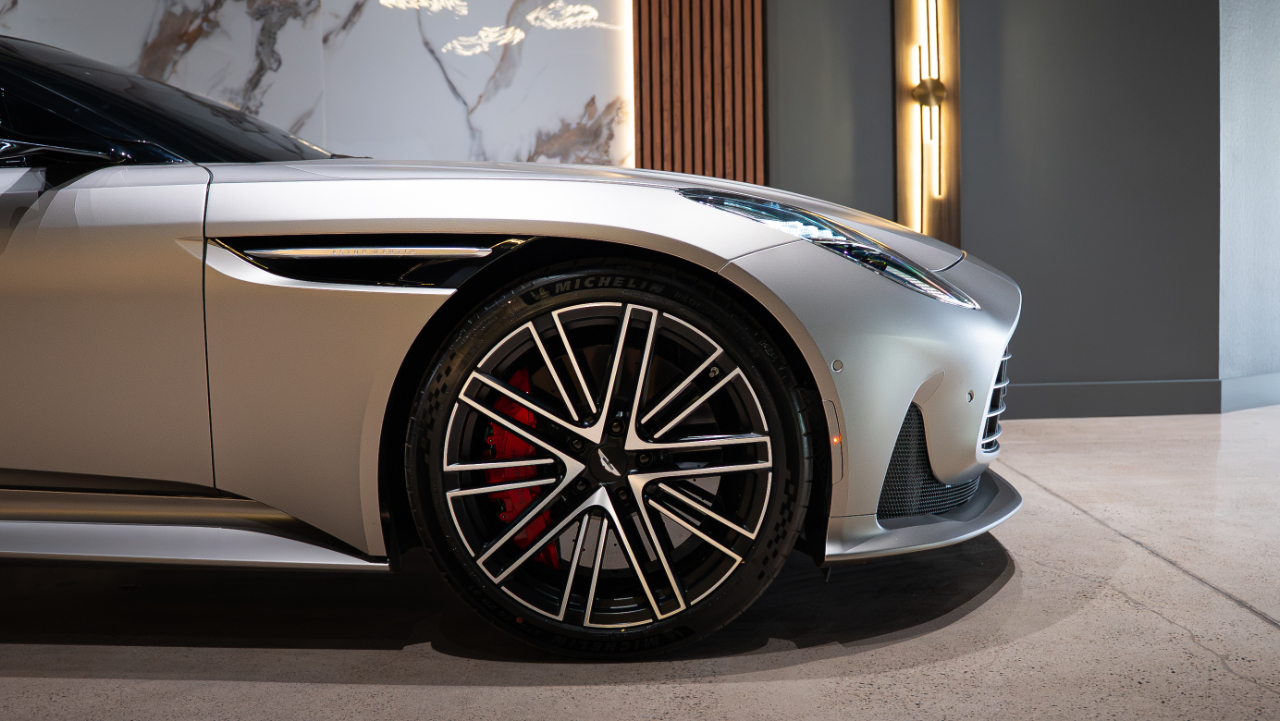 Aston Martin DB12  2024
