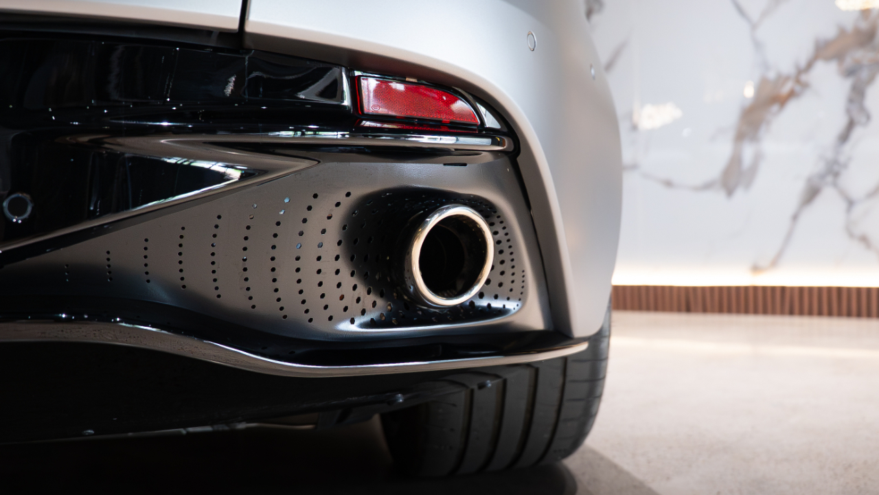 Aston Martin DB12  2024
