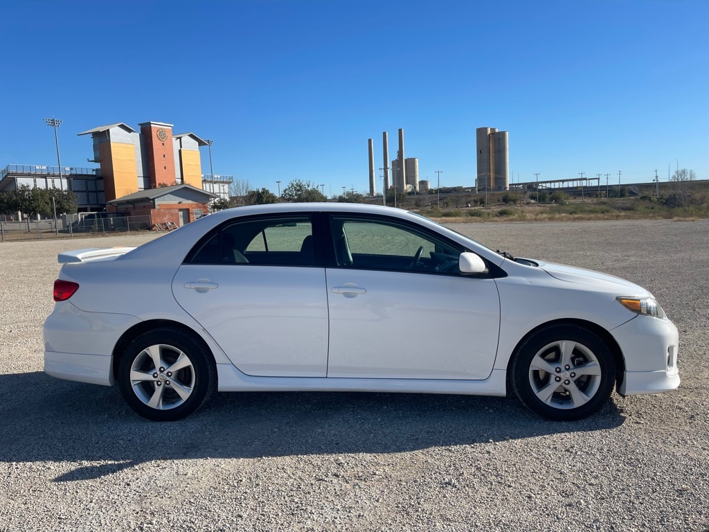 Toyota Corolla S 5-Speed MT 2013