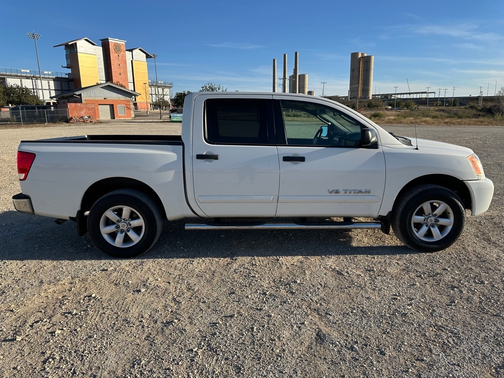 Nissan Titan XE Crew Cab 2WD SWB 2010